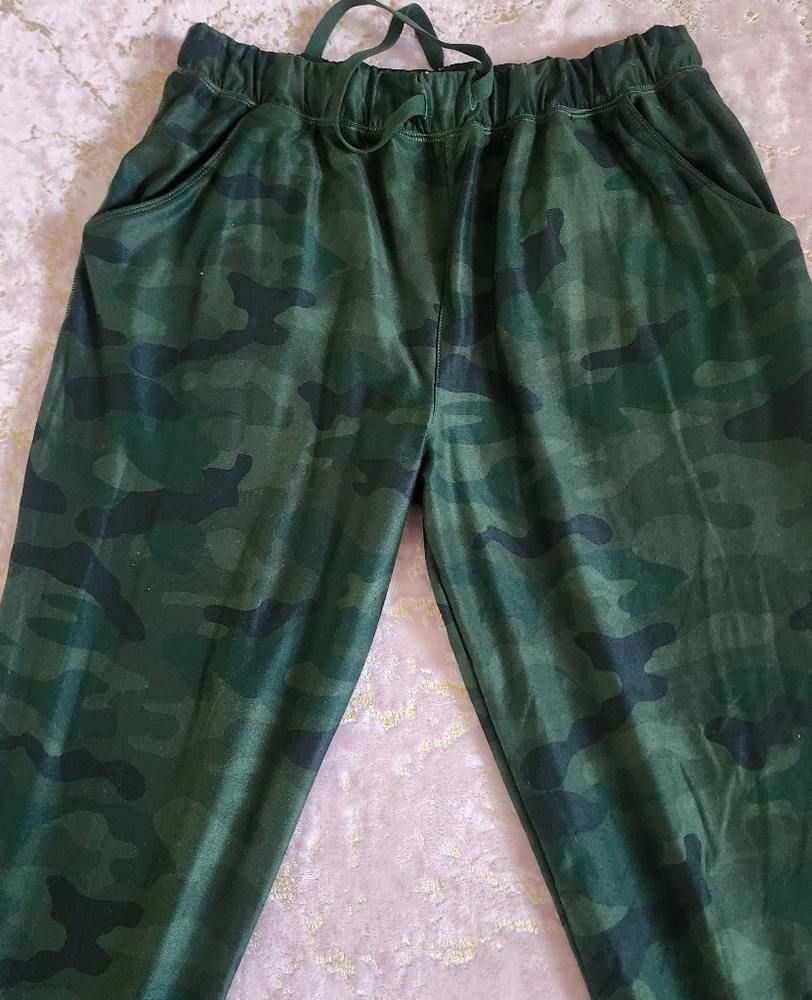 SCORPIO SOL | Camo Print Joggers - Picture 9 of 16